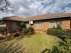 3 Bedroom Townhouse for Sale in a Retirement Estate of Faerie Glen Renaissance!!
