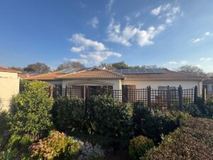 2 Bedroom Unit for Sale in a Retirement of Featherwood Estate!!