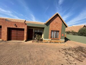 Rental in a Retirement Estate of Olive Crescent.